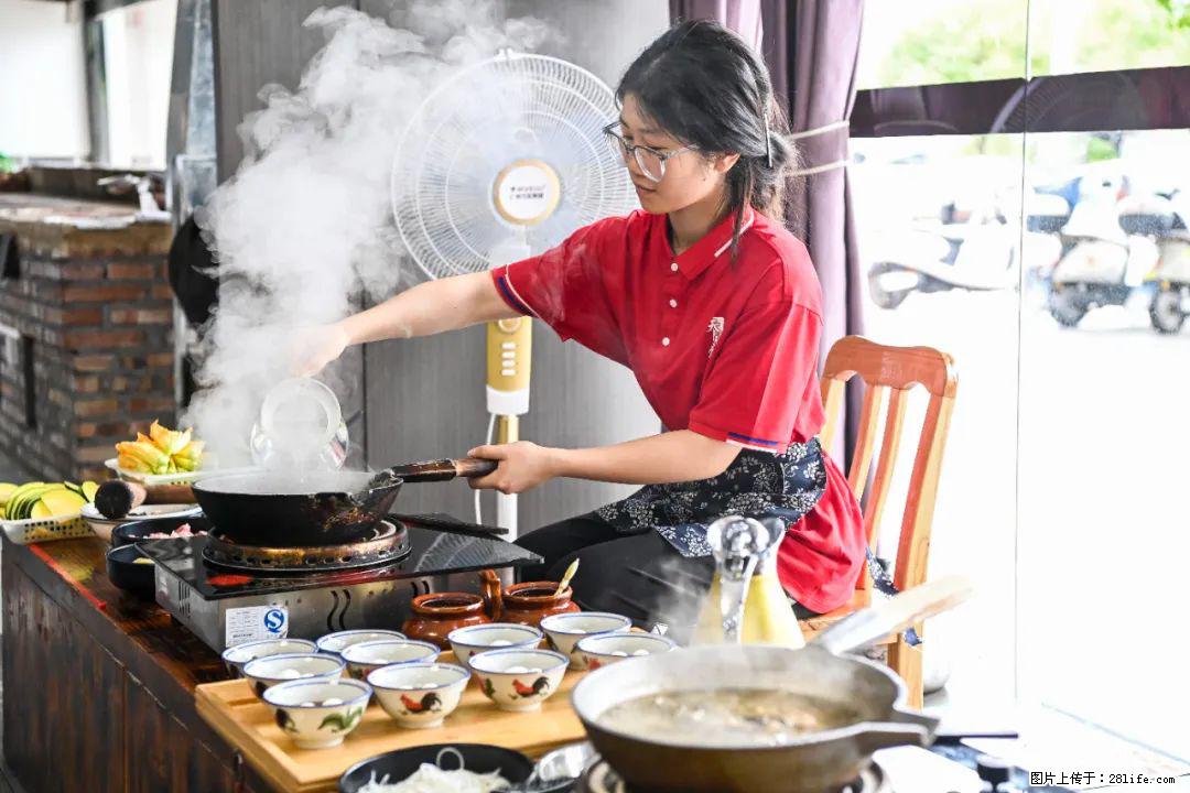 全网追的“扁担女孩”，找了一份暑假工，时薪12元 - 景德镇生活资讯 - 景德镇28生活网 jdz.28life.net